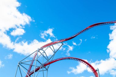 Mavi gökyüzü arka planda eğlence parkında roller coaster