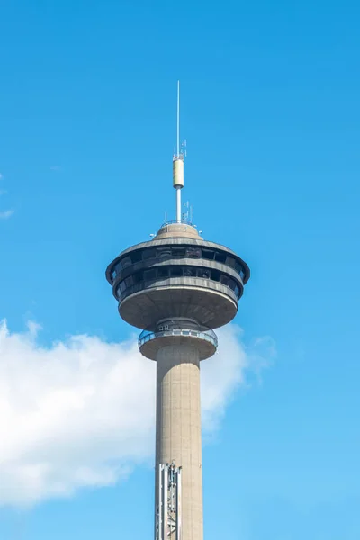 フィンランド・タンペレ市の青空を背景にしたナシンヌーラ展望台 — ストック写真