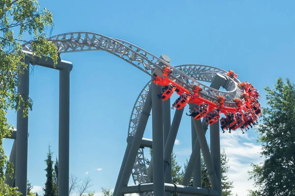 Tampere, Finlande - 24 juin 2019 : Roller Coaster dans le parc d'attractions Sarkanniemi . — Photo