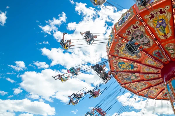 Tampere, Finland 24 juni 2019: Ride Swing Carousel i bevægelse i forlystelsespark Sarkanniemi på blå himmel baggrund - Stock-foto
