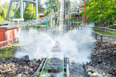 Eğlenceli su yolculuğu yaz aylarında eğlence parkında günlük nehir