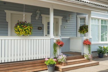 Finlandiya 'da çiçeklerle süslenmiş geleneksel ahşap ev