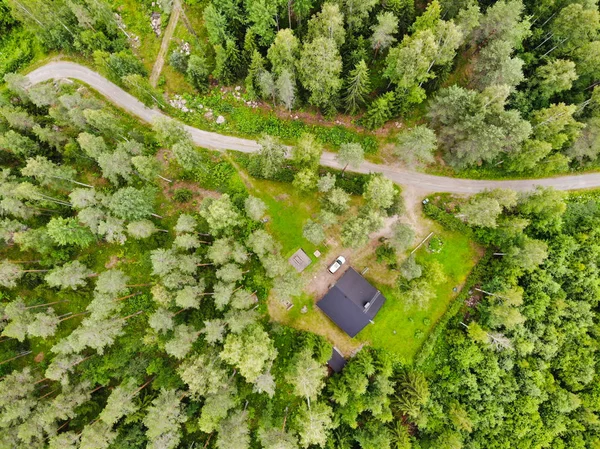 Vista aérea de casa de campo de madera en bosque verde en verano rural en Finlandia — Foto de Stock