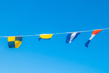 Mavi gökyüzüne karşı gemide Deniz bayrakları