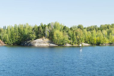 Saimaa Gölü'nde küçük kayalık ada, Lappeenranta yakınlarında, Finlandiya.