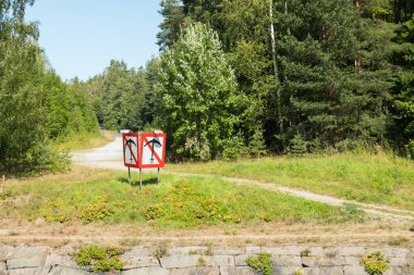 Yaz aylarında Saimaa Kanalı'ndaki tabela çapası, Lappeenranta, Finlandiya.