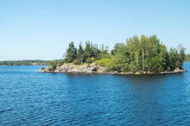 Saimaa Gölü'nde küçük kayalık ada, Lappeenranta yakınlarında, Finlandiya.