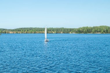 Güneşli bir yaz gününde Saimaa Gölü'nde yat, Lappeenranta, Finlandiya
