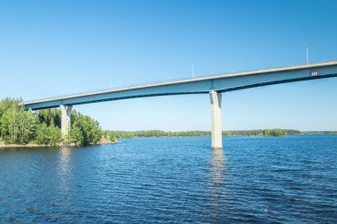 Lappeenranta Luukkaansalmi köprü, Finlandiya. Saimaa Gölü'nden manzara.