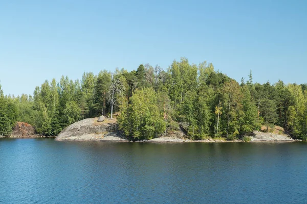 Pequeña isla rocosa en el lago Saimaa, cerca de lappeenranta, Finlandia . —  Fotos de Stock