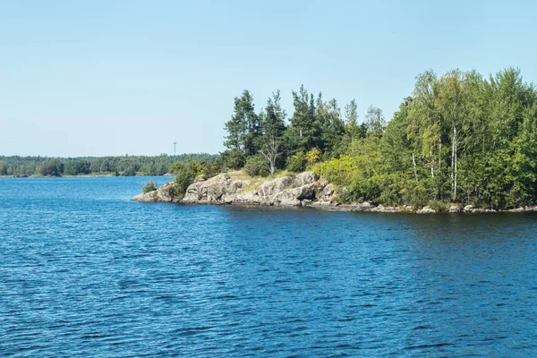 Saimaa Gölü'nde küçük kayalık ada, Lappeenranta yakınlarında, Finlandiya. — Stok fotoğraf