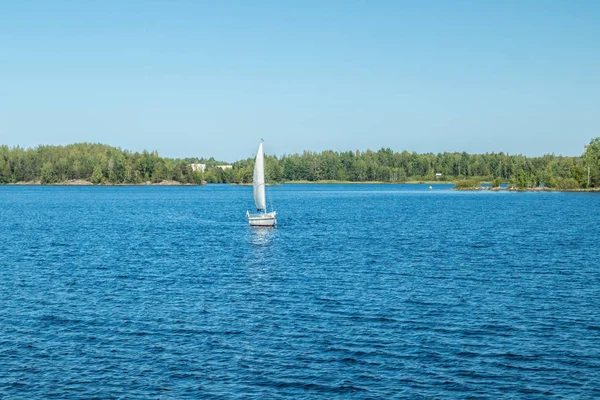Jachta na jezeře Saimaa za slunného letního dne, Lappeenrananta, Finsko — Stock fotografie