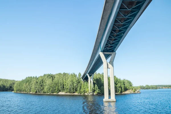 Luukkaansalmi Bridge w Lappeenranta, Finlandia. Widok z jeziora Saimaa. — Zdjęcie stockowe