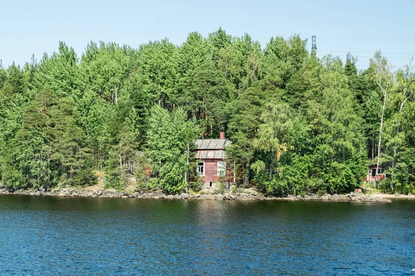 Красный маленький финский деревянный домик на острове на озере Сайма. Лаппеенранта, Финляндия . — стоковое фото