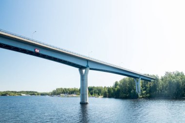 Lappeenranta Luukkaansalmi köprü, Finlandiya. Saimaa Gölü'nden manzara.