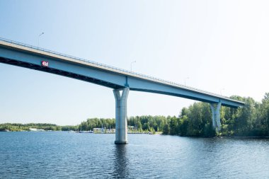 Lappeenranta Luukkaansalmi köprü, Finlandiya. Saimaa Gölü'nden manzara.