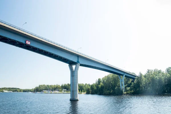 Puente Luukkaansalmi en Lappeenranta, Finlandia. Vista desde el lago Saimaa . — Foto de Stock