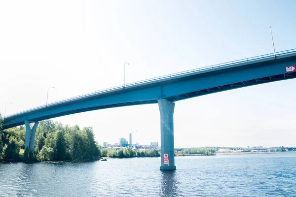 Pont de Luukkaansalmi à Lappeenranta, Finlande. Vue depuis le lac Saimaa . — Photo
