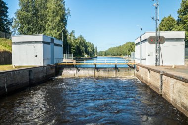 Lappeenranta, Finlandiya - 7 Ağustos 2019: Malkia'daki Saimaa Kanalı'na kilitlendi. Sudan görünüm.