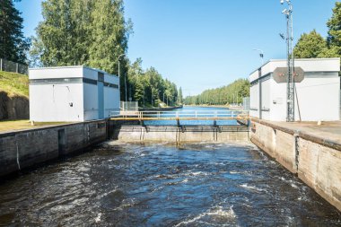Lappeenranta, Finlandiya - 7 Ağustos 2019: Malkia'daki Saimaa Kanalı'na kilitlendi. Sudan görünüm.