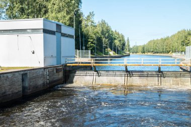 Lappeenranta, Finlandiya - 7 Ağustos 2019: Malkia'daki Saimaa Kanalı'na kilitlendi. Sudan görünüm.