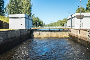 Lappeenranta, Finlandiya - 7 Ağustos 2019: Malkia'daki Saimaa Kanalı'na kilitlendi. Sudan görünüm.