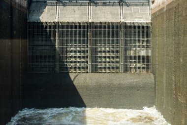 Lappeenranta, Finlandiya - 7 Ağustos 2019: Malkia'daki Saimaa Kanalı'na kilitlendi. Sudan görünüm.