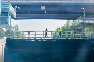 Lappeenranta, Finlandiya - 7 Ağustos 2019: Malkia'daki Saimaa Kanalı'nda kilitlendi. Mühendisler geçidin arızalanmasının nedenini buluyorlar. Sudan görünüm.