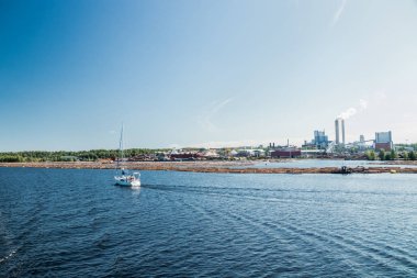 Lappeenranta, Finlandiya - 7 Ağustos 2019: Lappeenranta, Finlandiya'da yat ve upm fabrikası