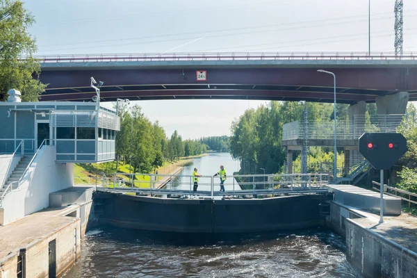 Lappeenranta, Finlandia - 7 de agosto de 2019: Cerradura y puente sobre el canal Saimaa en Malkia. Los ingenieros están descubriendo la razón del fracaso de la pasarela. Vista desde el agua . — Foto de Stock