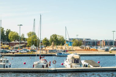 Lappeenranta, Finlandiya - 7 Ağustos 2019: Güneşli bir yaz gününde yatlar, tekneler ve kumdan kale ile Lappeenranta limanı