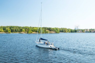Lappeenranta, Finlandiya - 7 Ağustos 2019: Güneşli bir yaz gününde Saimaa Gölü'nde yat