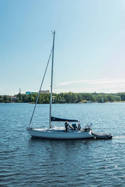Lappeenranta, Finlandia - 7 de agosto de 2019: Yate en el lago Saimaa en un soleado día de verano — Foto de Stock