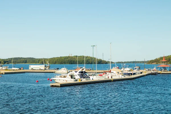 Lappeenranta, Finlandia - 7 de agosto de 2019: Puerto de Lappeenranta con yates y barcos en un día soleado de verano — Foto de Stock