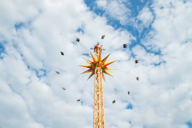 Kouvola, Finlandiya - 10 Ağustos 2019: Trip Star Flyer, tykkimaki eğlence parkında bulutlu gökyüzü arka planında hareket halinde