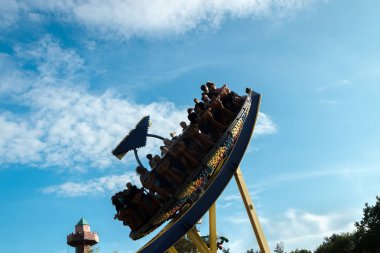 Kouvola, Finlandiya - 10 Ağustos 2019: Tykkimaki eğlence parkında gökyüzü arka planda hareket halindeki trombi sürgünü silueti