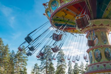 Kouvola, Finlandiya - 10 Ağustos 2019: Trip Swing Carousel eğlence parkı Tykkimaki hareket halinde.