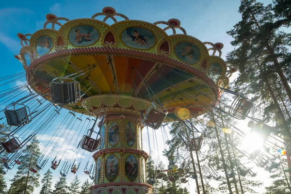 Kouvola, Finlandia - 10 agosto 2019: giostra a dondolo in movimento nel parco divertimenti Tykkimaki . — Foto Stock