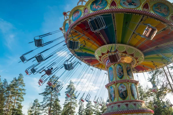 Kouvola, Finlande - 10 août 2019 : Ride Swing Carousel en mouvement dans le parc d'attractions Tykkimaki . — Photo