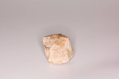 Beyaz arka planda izole edilmiş doğal bej taş