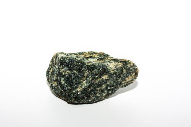 Beyaz arka planda izole edilmiş doğal yeşil taş