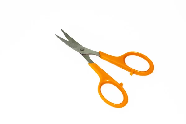 Ножницы с оранжевыми ручками на белом фоне — стоковое фото