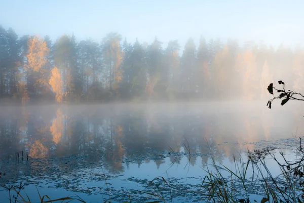 Bela paisagem matinal de outono de águas de rio de Kymijoki no nevoeiro. Finlândia, Kymenlaakso, Kouvola . — Fotografia de Stock