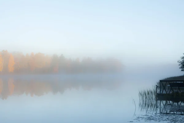 Bela paisagem matinal de outono de águas de rio de Kymijoki no nevoeiro. Finlândia, Kymenlaakso, Kouvola . — Fotografia de Stock