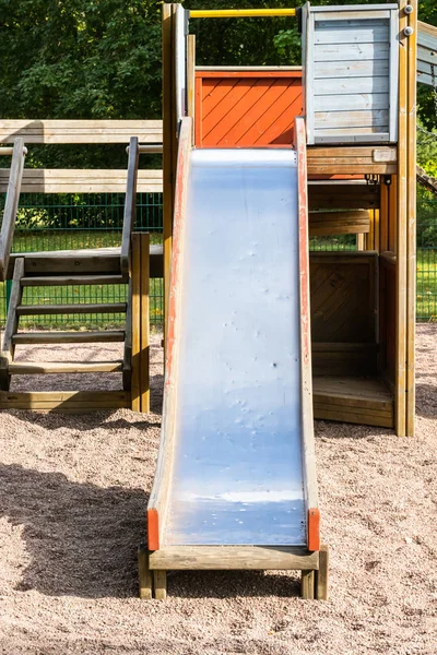 Parque infantil deslizarse sobre la arena en verano — Foto de Stock