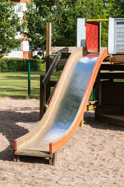 Yaz aylarında kumüzerinde oyun alanı slayt