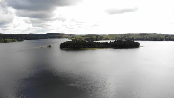 Finlandiya'da bir yaz bulutlu bir günde ada ve orman ile göl havadan görünümü. Drone fotoğrafçılığı — Stok fotoğraf