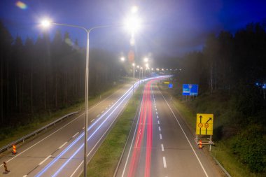 Kouvola, Finlandiya - 24 Ağustos 2019: Uzun pozlama fotoğrafı. Kouvola'da gece yolu, Finlandiya