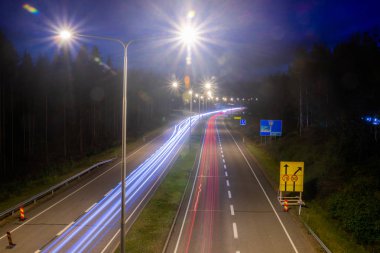 Kouvola, Finlandiya - 24 Ağustos 2019: Uzun pozlama fotoğrafı. Kouvola'da gece yolu, Finlandiya