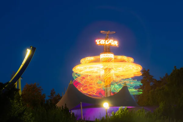 Kouvola, Finland-24 augustus 2019: roterende rit Taifun in pretpark Tykkimaki. — Stockfoto